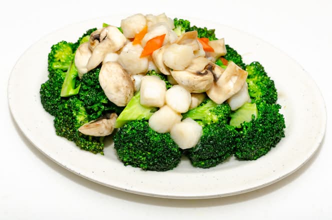 17. Sauteed Scallops with Broccoli 碧綠炒帶子